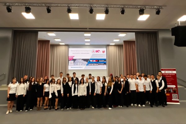 Как поступить в университет? Преподаватели факультета управления ответили школьникам из 72-й школы.
